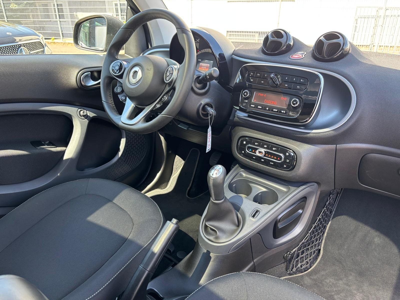 Fahrzeugabbildung Smart fortwo coupe passion (52kW) PANO GJR SITZHEIZUNG