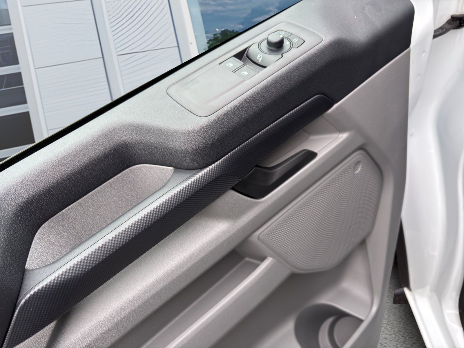 Fahrzeugabbildung Ford Transit Custom 320 L1 Trend FWD Plug-in Hybrid