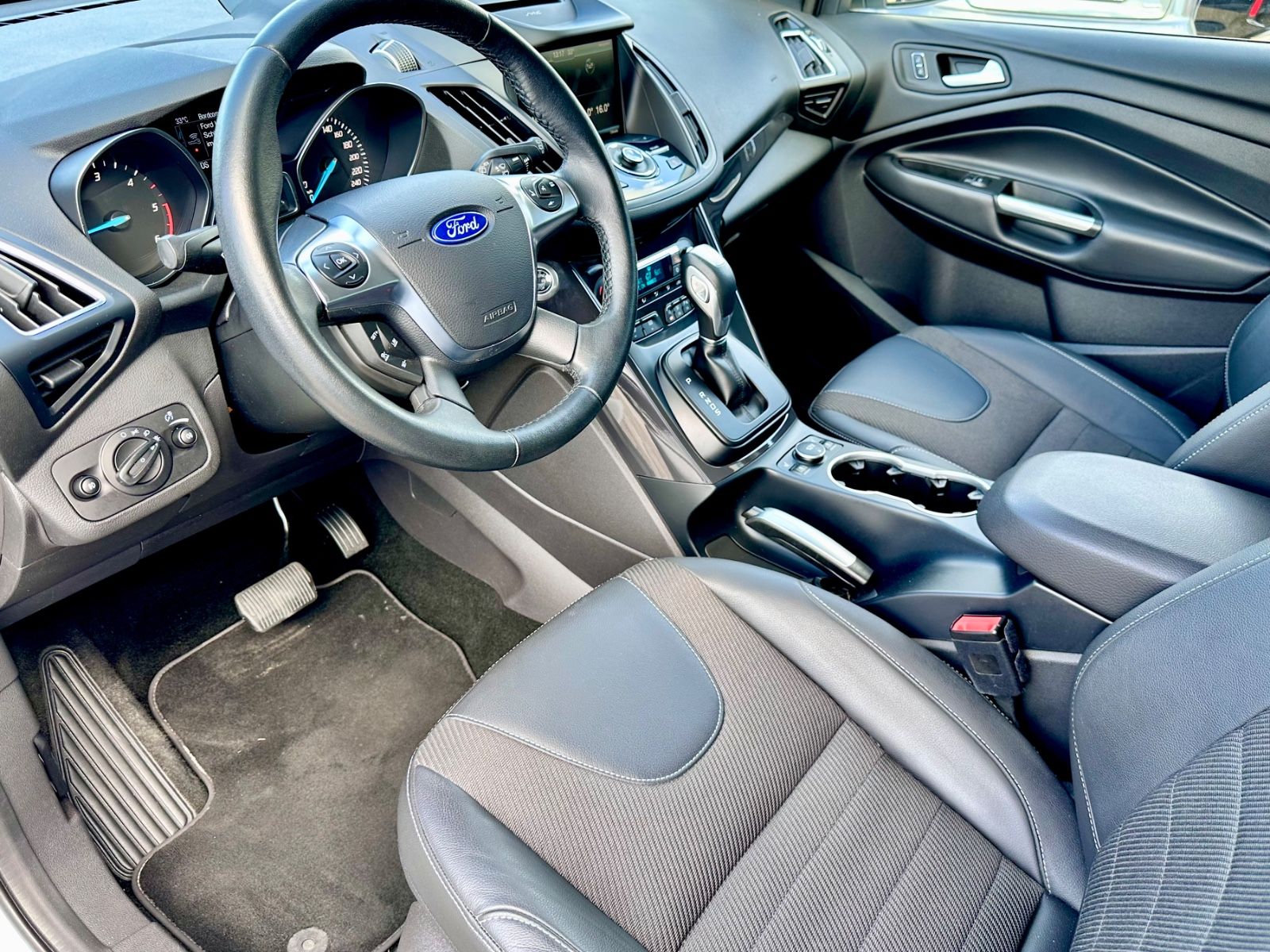 Fahrzeugabbildung Ford Kuga 2.0TDCI Titanium 4x4 *Autom.+Navi+Kamera*