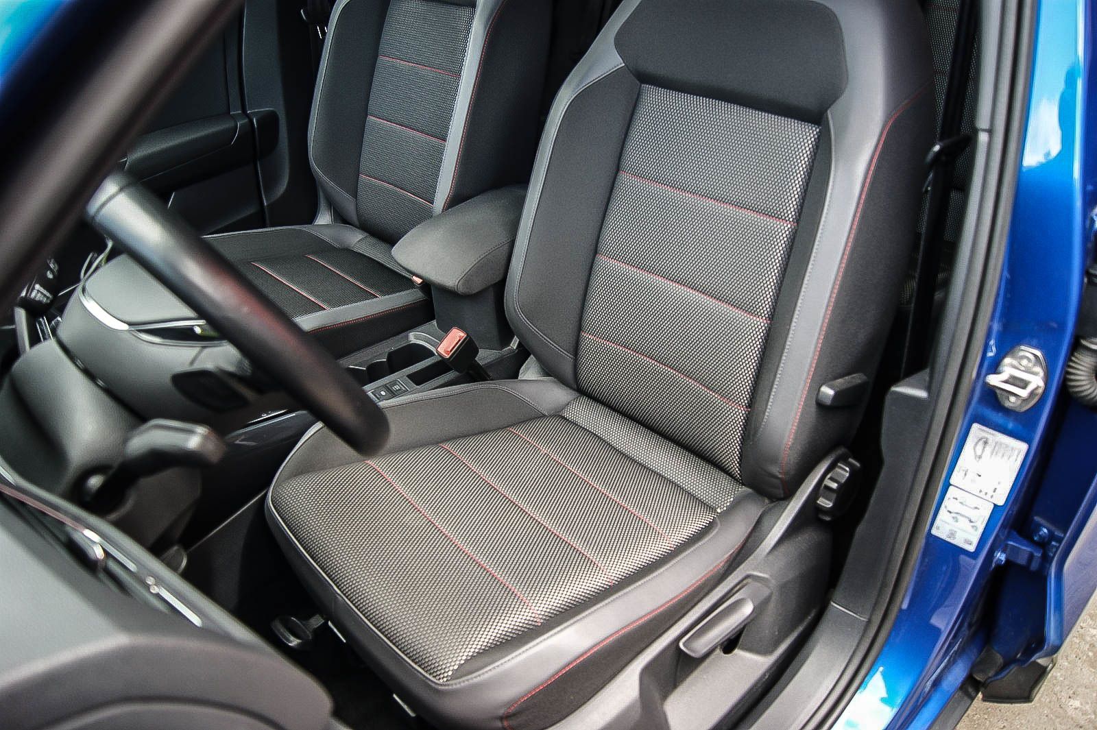 Fahrzeugabbildung Volkswagen T-Roc 20 TDI DSG Sport NAVIGATION SPORT VIRTUAL