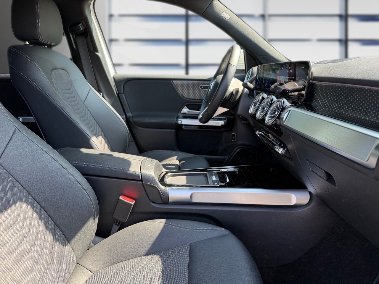 Fahrzeugabbildung Mercedes-Benz EQB 250+ BONUS+DISTRONIC+LENKRADHEIZ+VERKEHRSZEI
