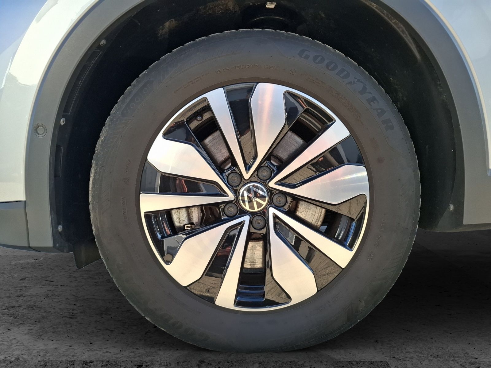 Fahrzeugabbildung Volkswagen Tiguan TDI Goal DSG 4M Standhzg LED AHK Navi AID