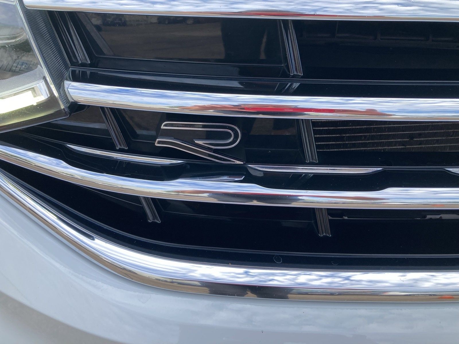 Fahrzeugabbildung Volkswagen Tiguan TDI R-Line DSG Matrix Navi AHK STH PDC