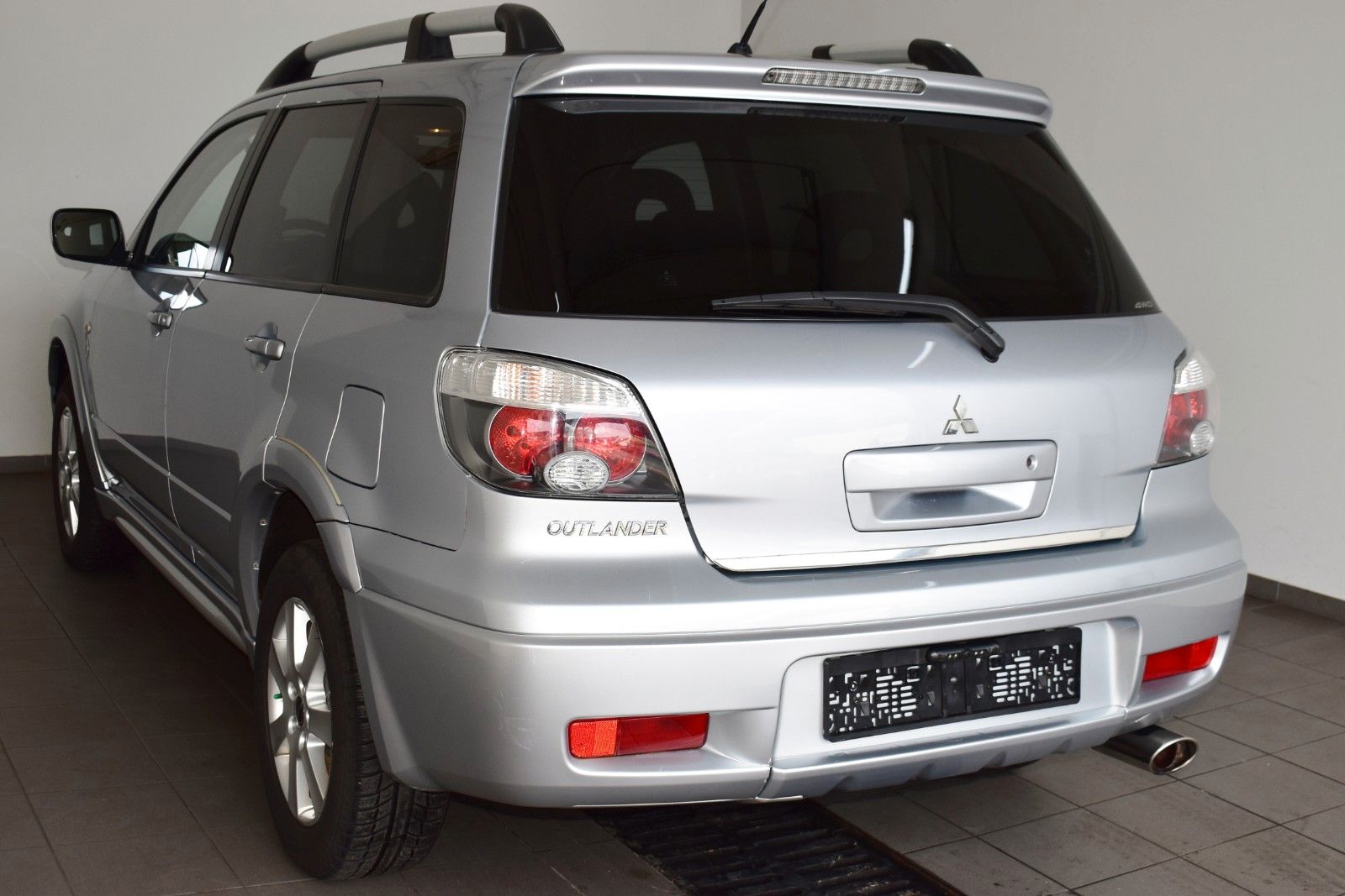 Fahrzeugabbildung Mitsubishi Outlander 2.4 Intense Leder,Navi,Kamera,SR+WR