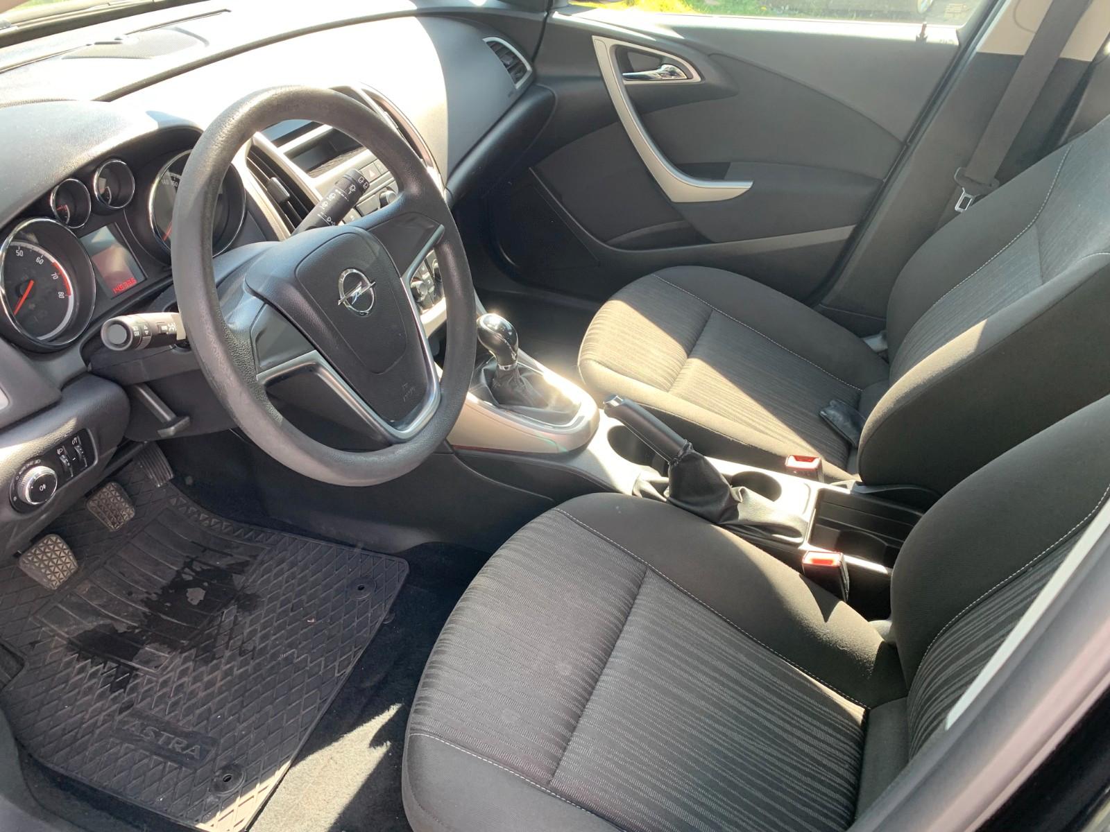 Opel Astra 2011 — photo 9