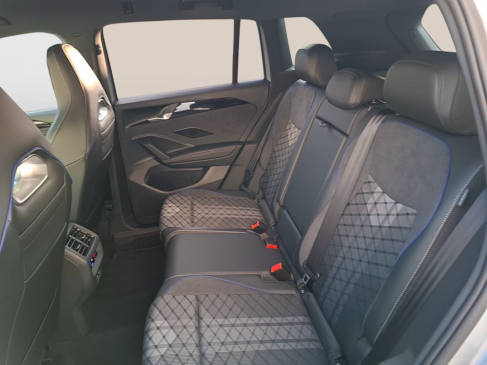 Fahrzeugabbildung Volkswagen Tiguan TDI R-Line DSG 4M Standhzg. Matrix Navi A