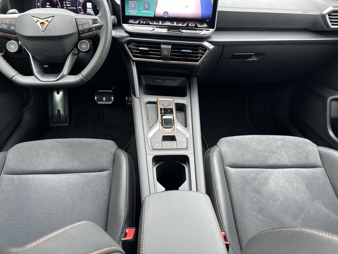 Fahrzeugabbildung CUPRA Leon ST VZ Black Edition 1.5 e-HYBRID 272 PS DSG - mit KI generiert/bearbeitet