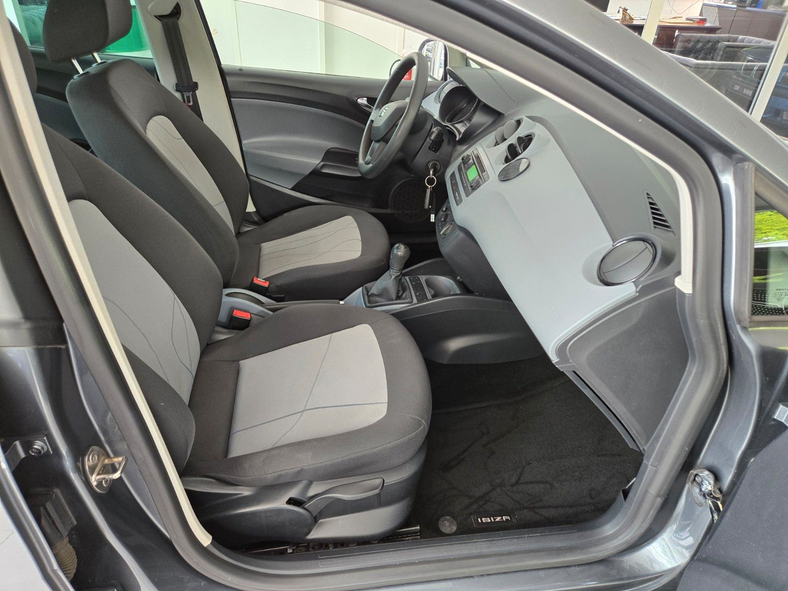Fahrzeugabbildung SEAT Ibiza Lim. Reference Salsa