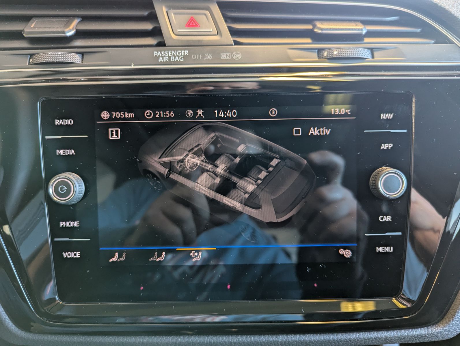 VW Touran 2.0 DSG R-Line High. Pano 7-Si IQ.Dri AHK - Image 42