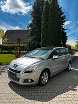 Peugeot Peugot 5008 1.6l Benzin 73500km Panoramadach - Peugeot 5008 mit Benzin-Antrieb: Kleinbus, 1.6