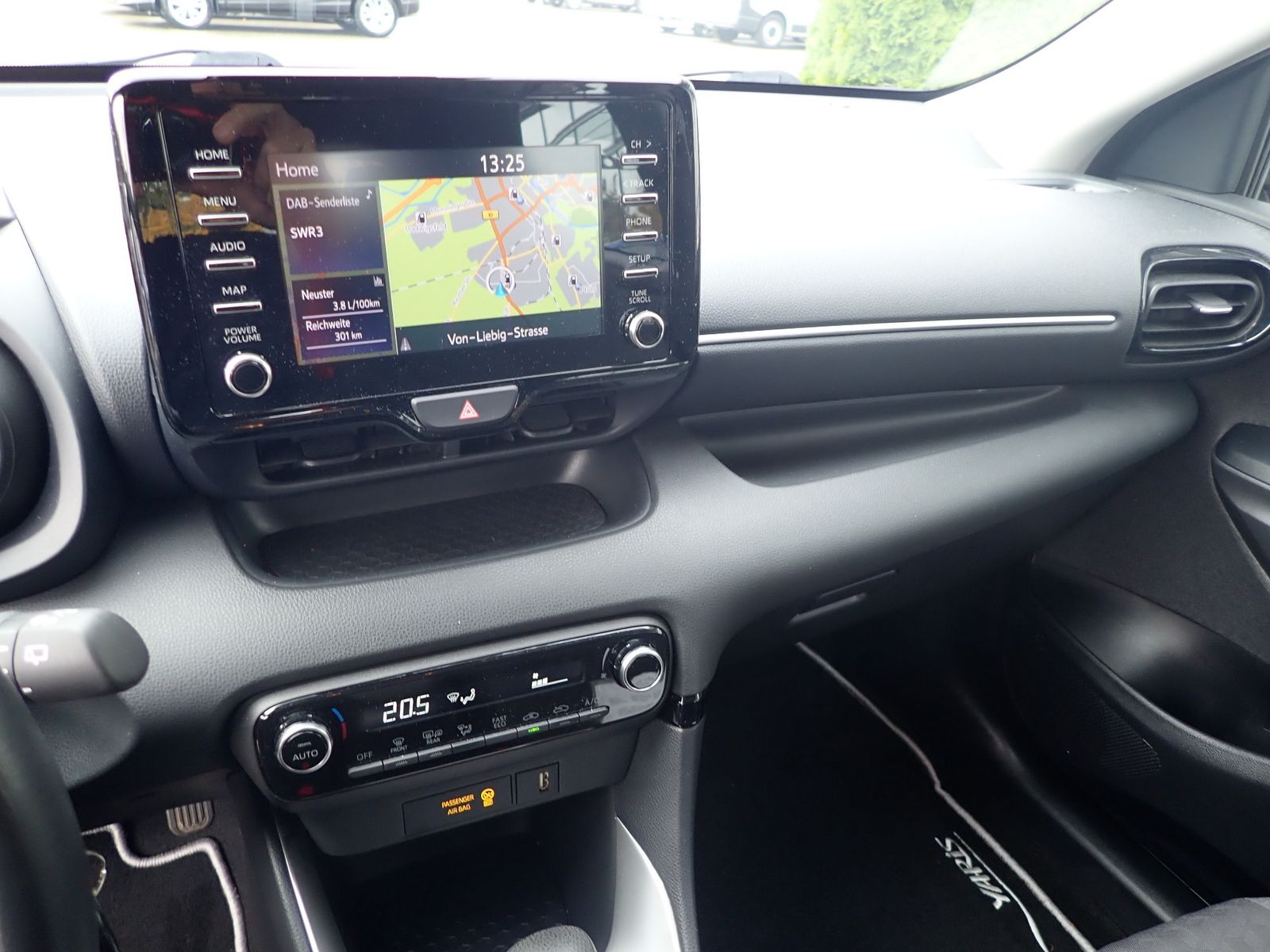 Fahrzeugabbildung Toyota Yaris 1.5 Hybrid Team Deutschland