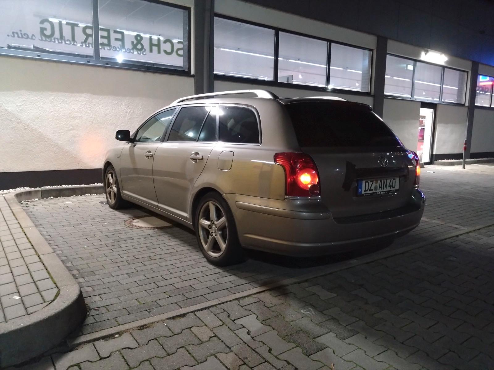Toyota Avensis 2006 — rear view