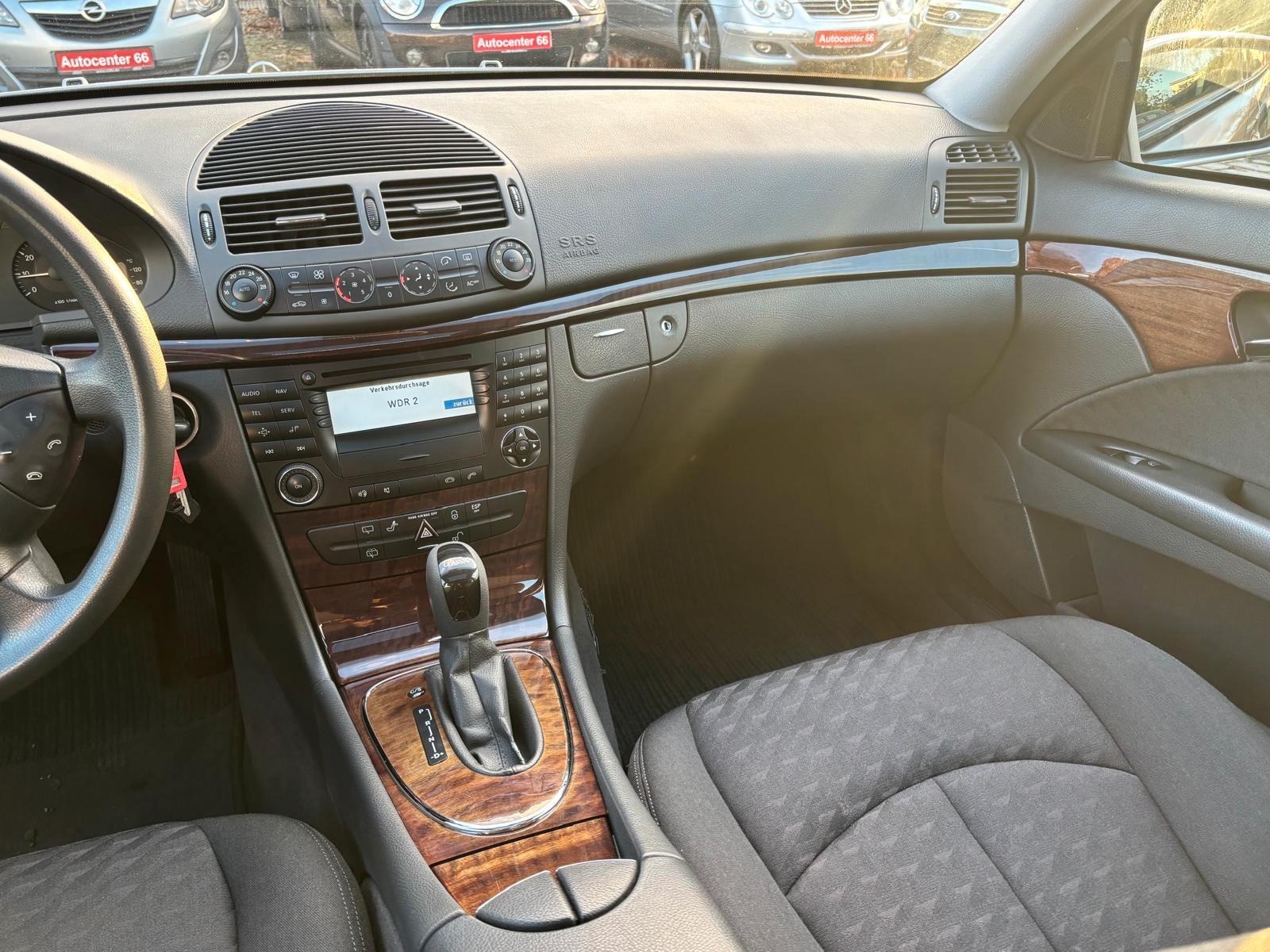 Mercedes-Benz E200 2004 — photo 17