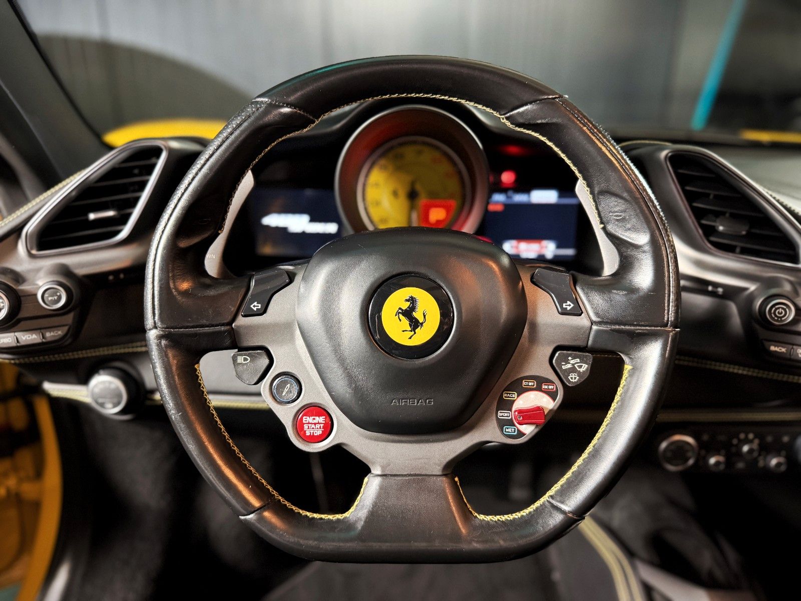 Fahrzeugabbildung Ferrari 488 Spider + Giallo Modena + Scuderia Shields