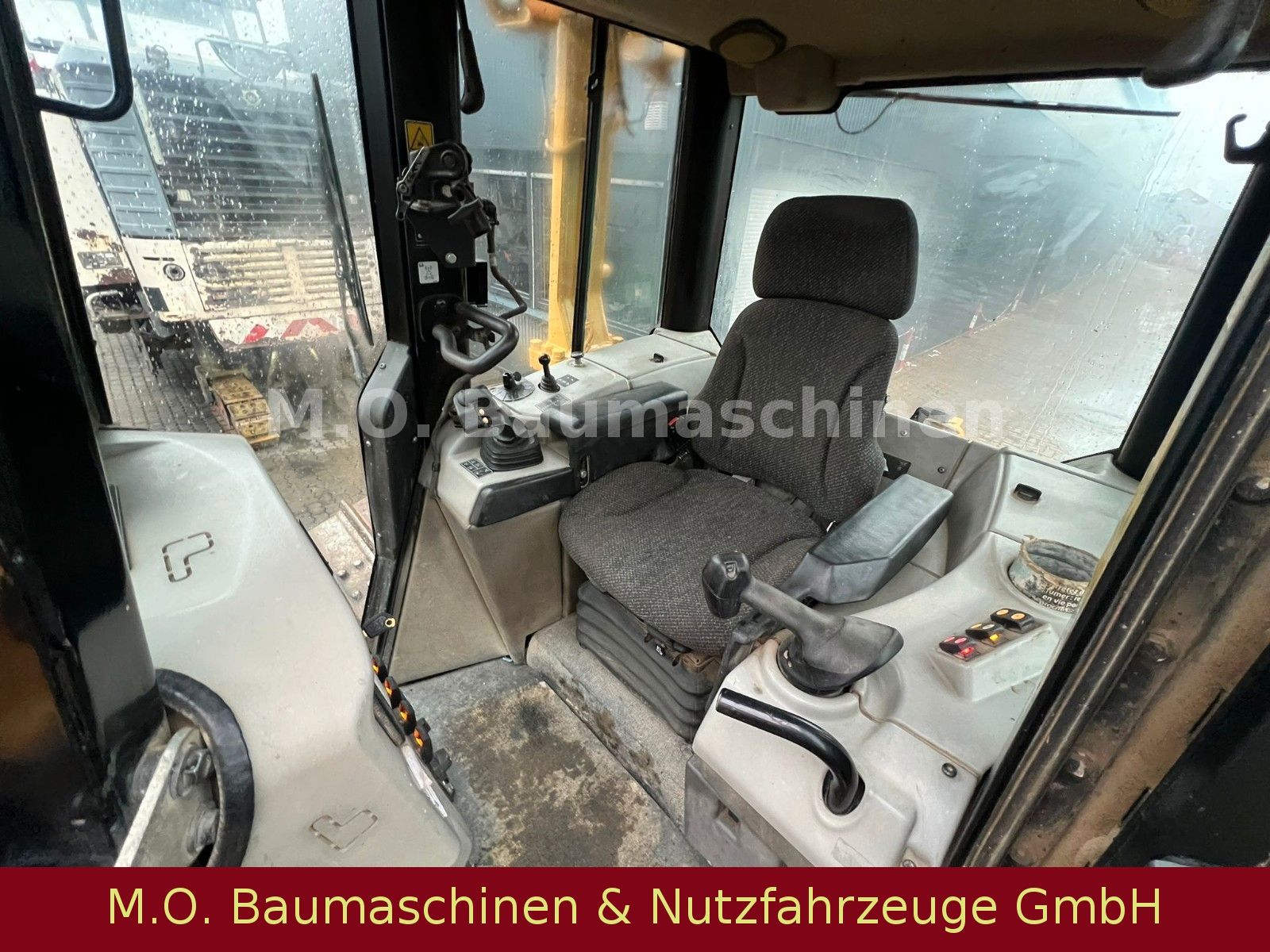 Fahrzeugabbildung CAT D6N LGP / 6. Wegeplanierschild /Trimble Leaser