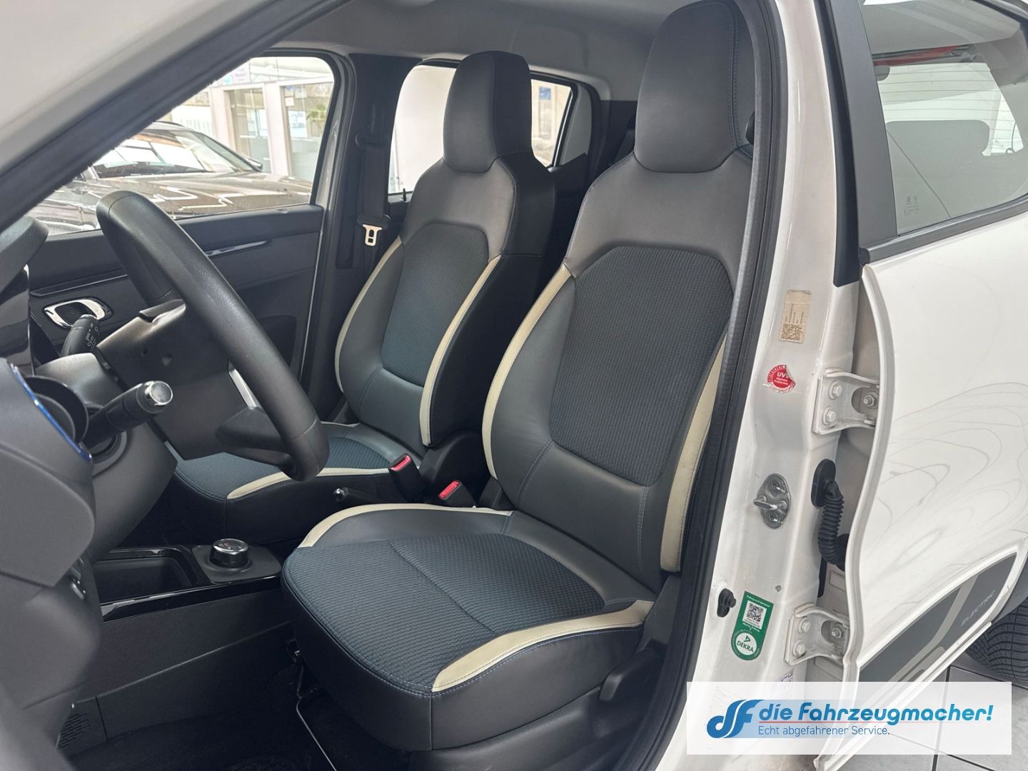 Fahrzeugabbildung Dacia Spring Electric Comfort Plus *FRONTSCHADEN