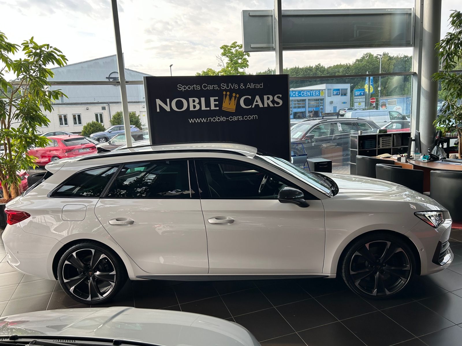 Fahrzeugabbildung CUPRA Leon Sportstourer VZ e-Hybrid NAV RFK SHZ 19"