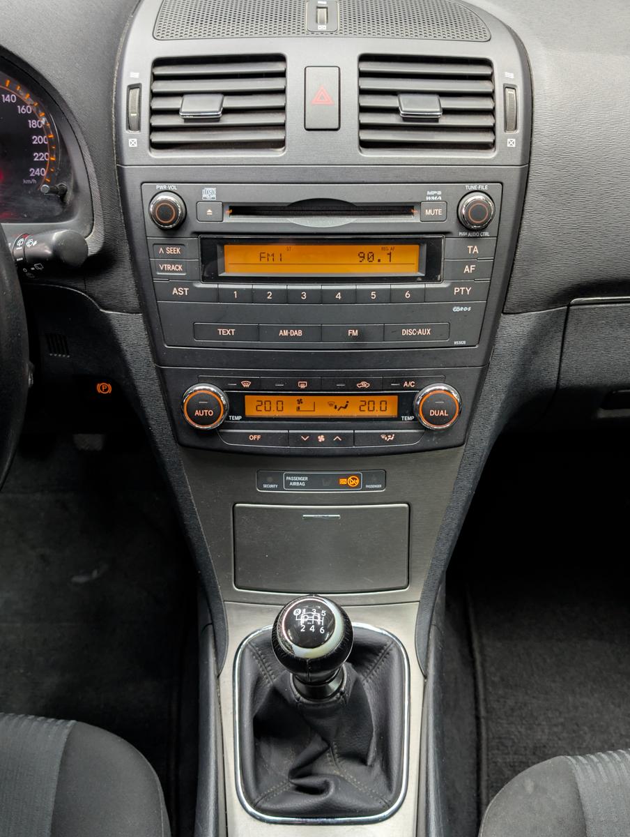 Toyota Avensis 2010 — photo 23