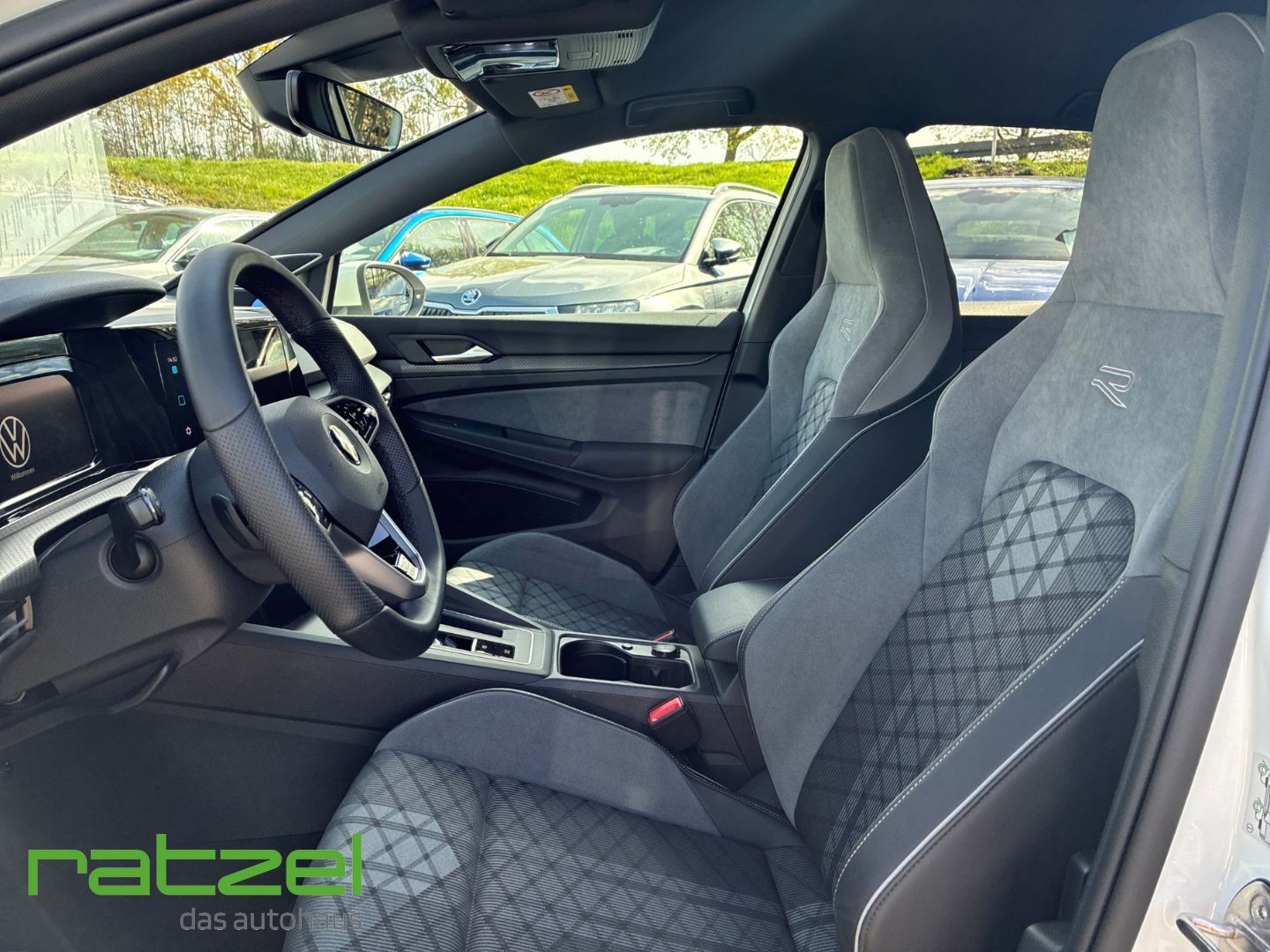 Fahrzeugabbildung Volkswagen Golf VIII 1.5 eTSI R-Line Sportpaket AHK-klappba