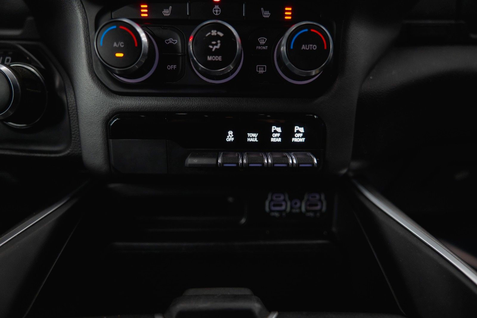 Fahrzeugabbildung Dodge RAM 5.7 V8 HEMI 4x4 Night LARAMIE LONGBED 19%
