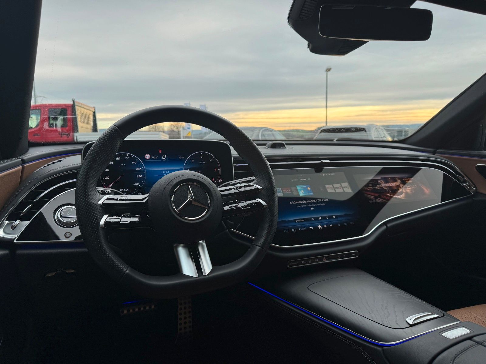 Fahrzeugabbildung Mercedes-Benz E 220d T AMG+Hyperscreen+Leder+AHK+DistrPro+STH