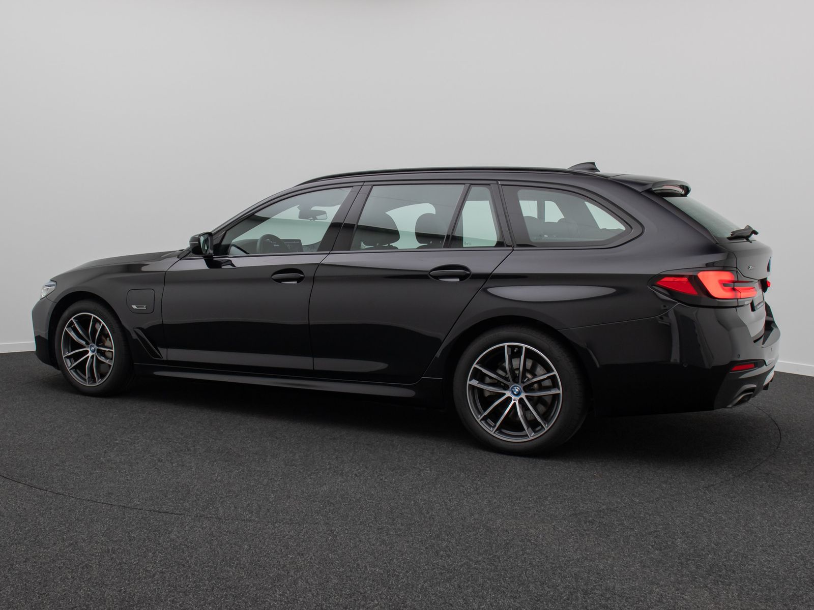 Fahrzeugabbildung BMW 530e xD M Sport HUD Komfort Laser 4xKlima DAB