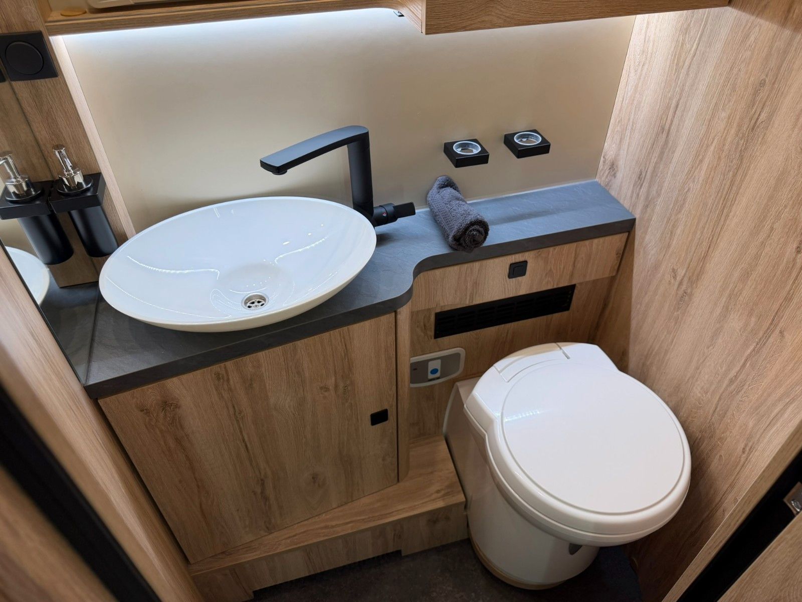 Fahrzeugabbildung Eura Mobil Profila T 720 EF ONYX SONDERMODELL MESSE