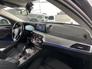 Fahrzeugabbildung BMW 520d Sport Line Kamera Alarm NaviProf HiFi 19"
