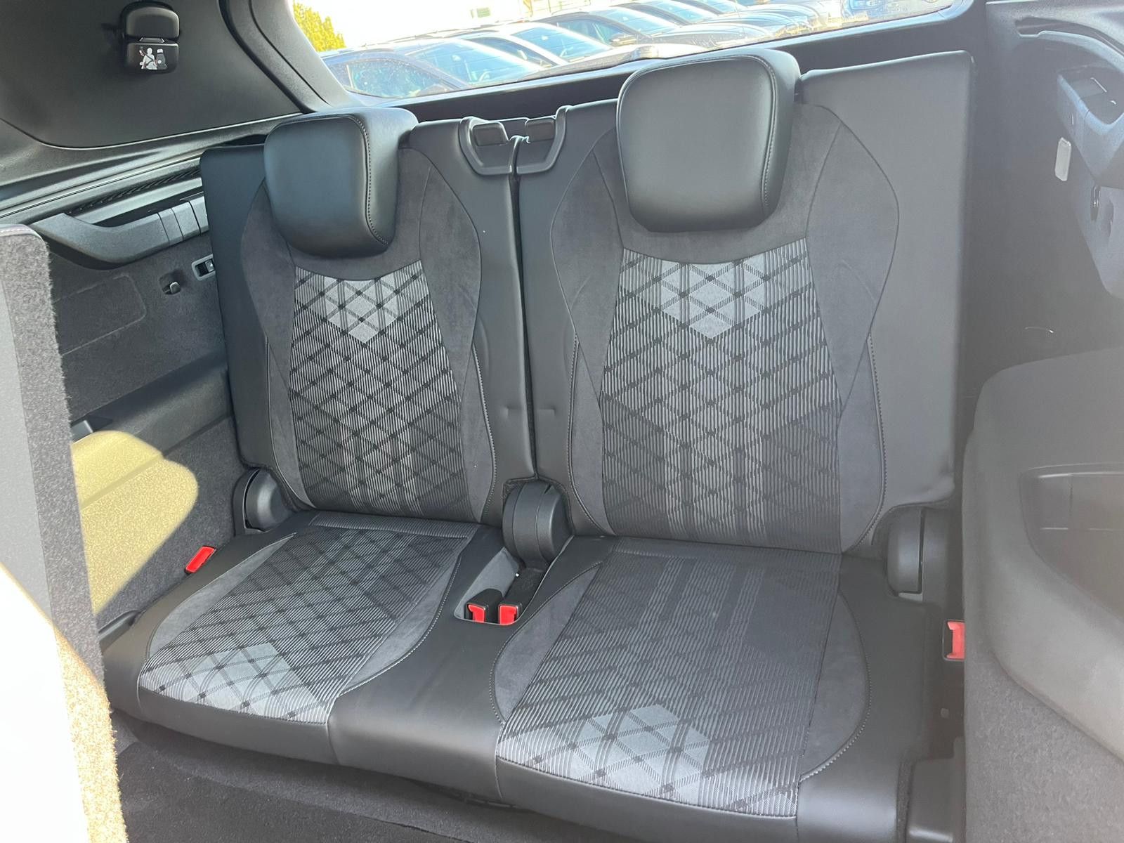 Fahrzeugabbildung Volkswagen Tayron 2.0 TDI 4M R-Line BLACK*7Si*MATRIX*PANO