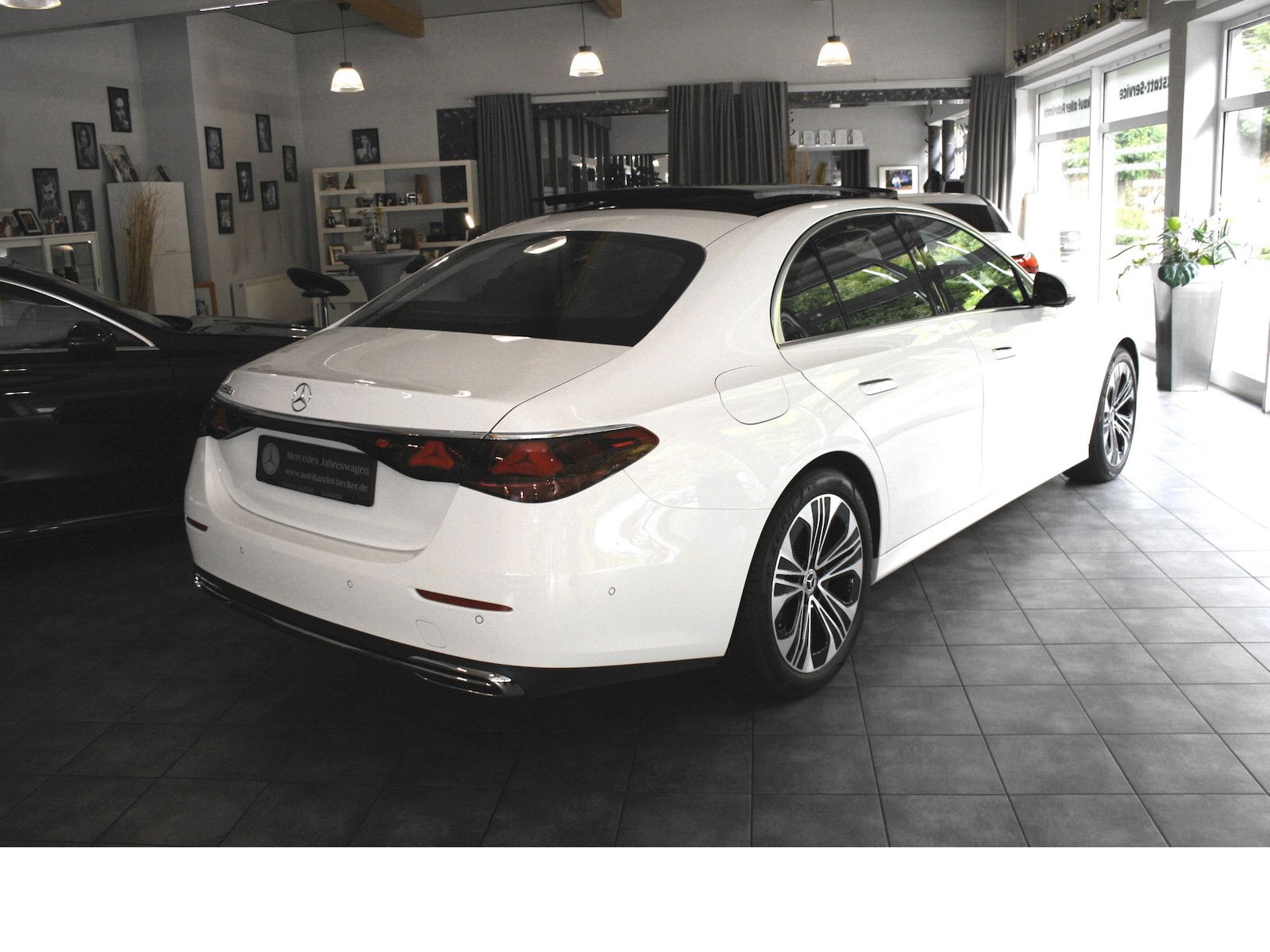 Fahrzeugabbildung Mercedes-Benz E 220 d Avantgarde *Pano-Dach*19 Zoll*Distronic