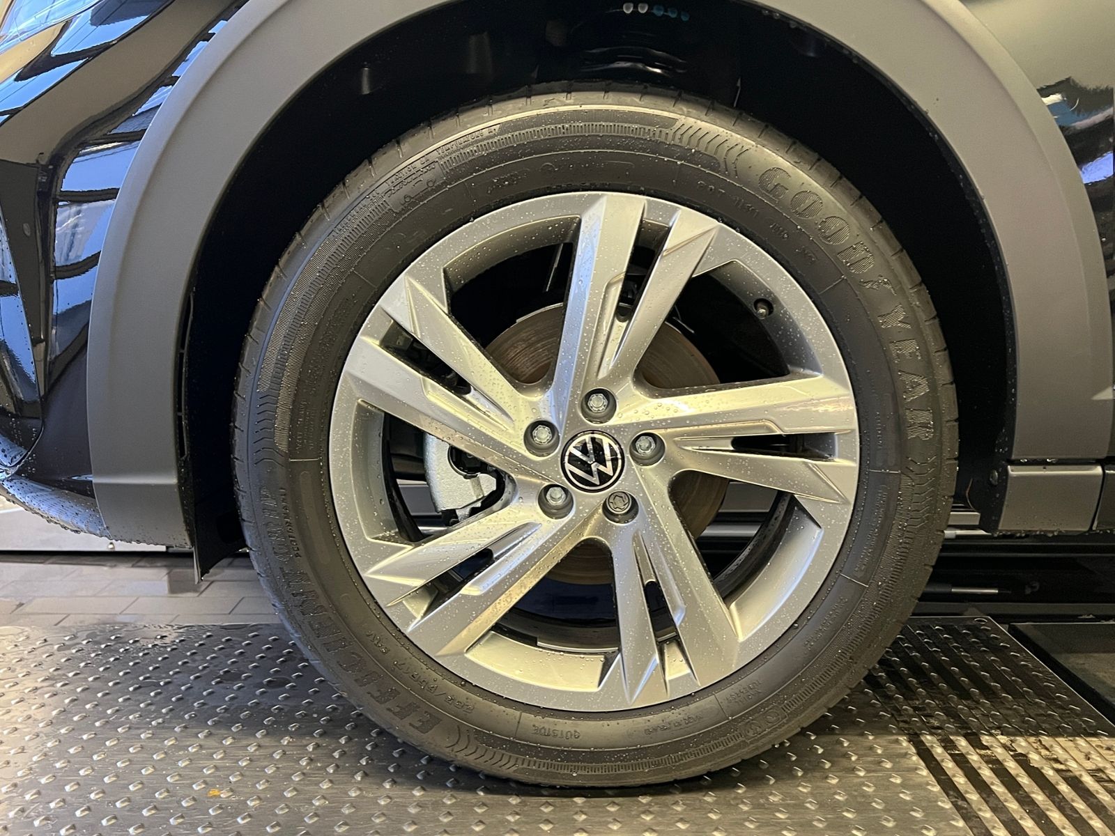 Fahrzeugabbildung Volkswagen Taigo R-Line 1.5 TSI DSG *AHK, 17"-LM, "IQ.DRIVE