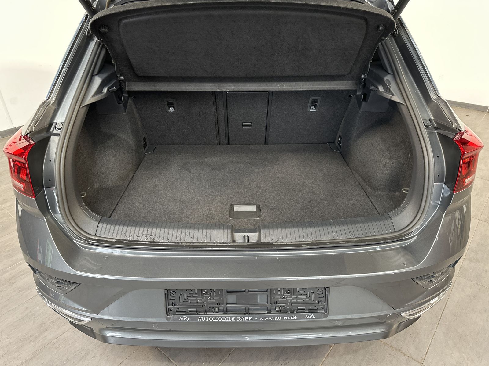 Fahrzeugabbildung Volkswagen T-Roc 1.5 TSI DSG R-Line NAV+LED+ACC+KAMERA+PANO