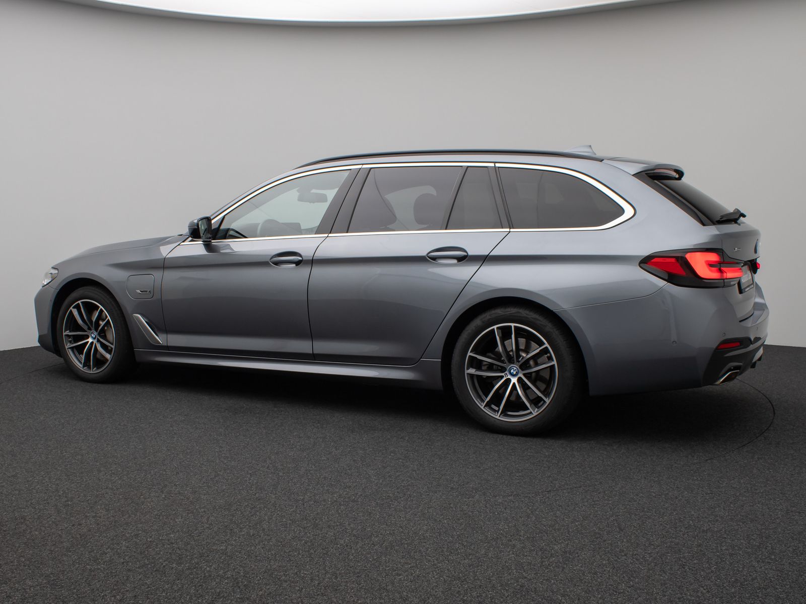 Fahrzeugabbildung BMW 530e xD M Sport Panorama 360°DAB HiFi AHK Alarm