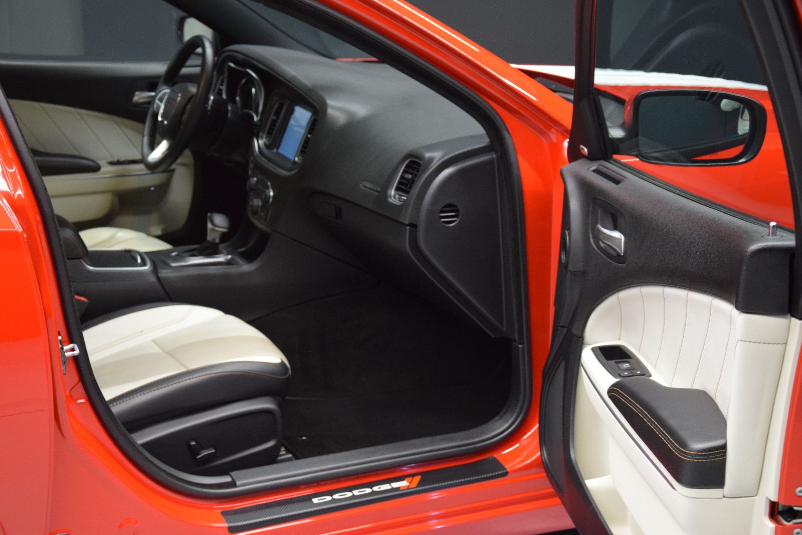 Fahrzeugabbildung Dodge Charger Schiebedach Sitzl Bi-Colo Alpine LED NAV