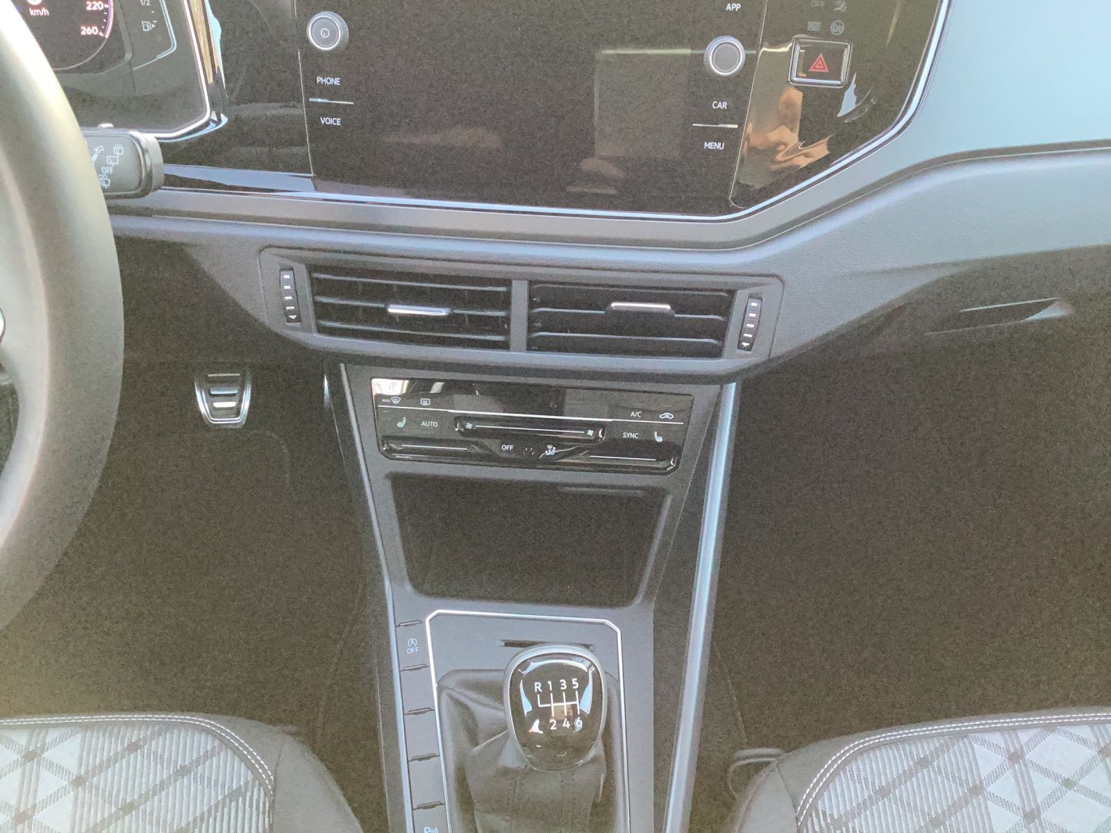 Fahrzeugabbildung Volkswagen Taigo TSI R-Line, MATRIX ACC AID NAVI PDC SHZ