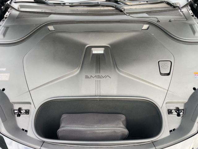 Fahrzeugabbildung Lotus Emeya Glasdach Autobahn Assistent