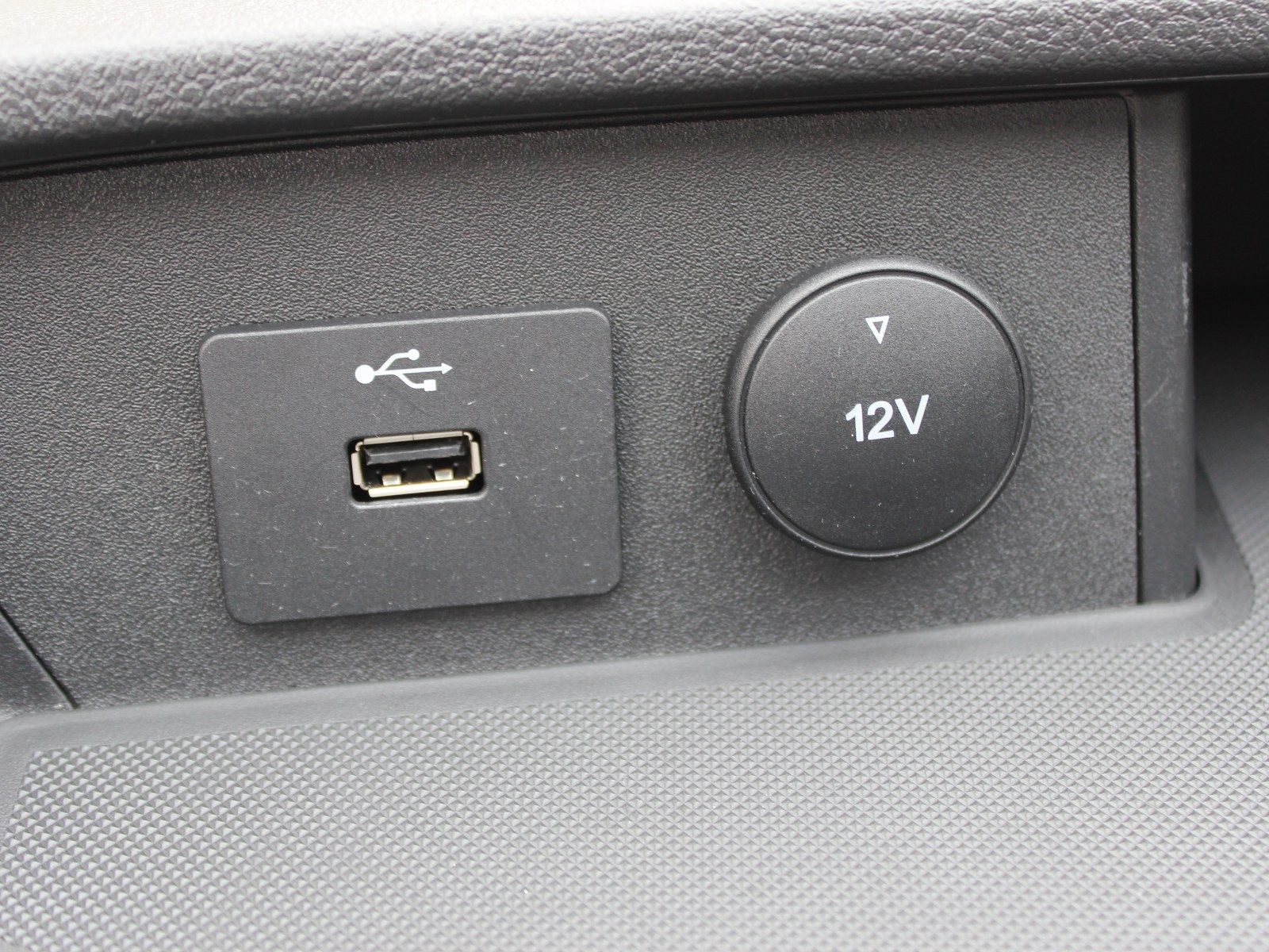 Fahrzeugabbildung Ford Transit 330 L2 Trend 2,0 TDCi DPF Mild-Hybrid