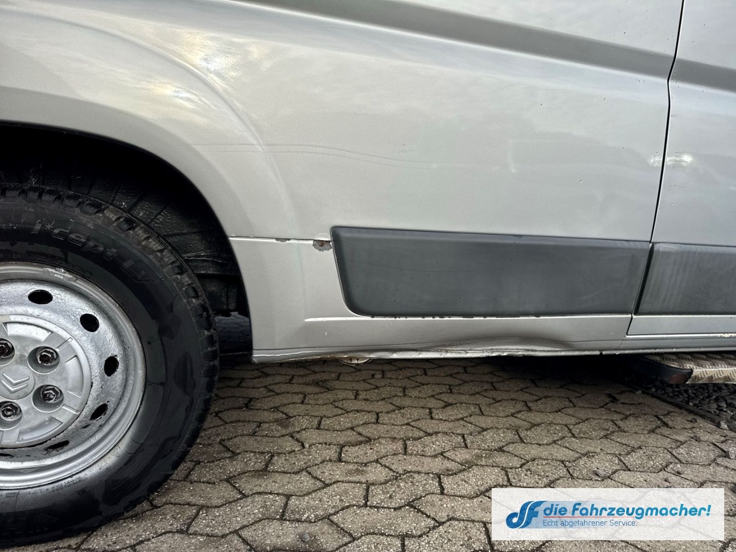 Fahrzeugabbildung Citroën Jumper 30 L3 H2 HDi Klima 9.Sitzer 130 FAP 2.2 *