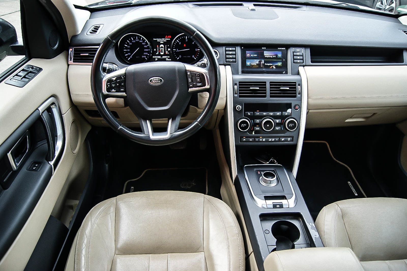 Fahrzeugabbildung Land Rover Discovery Sport 2.0 HSE AUTO LEDER PANORAMA 1.HD