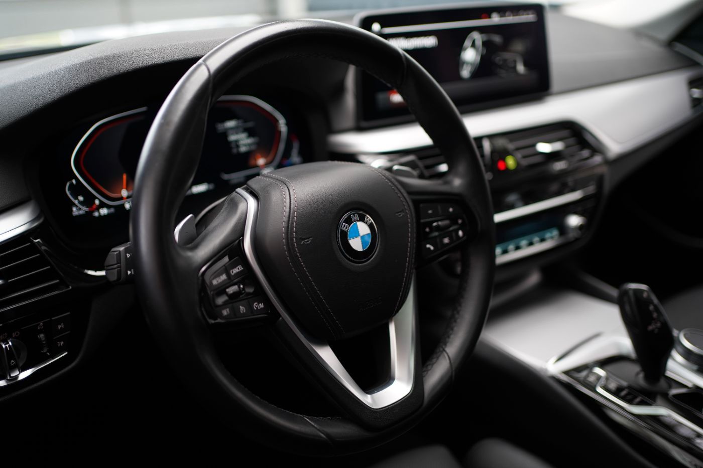 Fahrzeugabbildung BMW 520dA xDrive 3xKlima+Glasdach+LED+ParkAssist+AHK