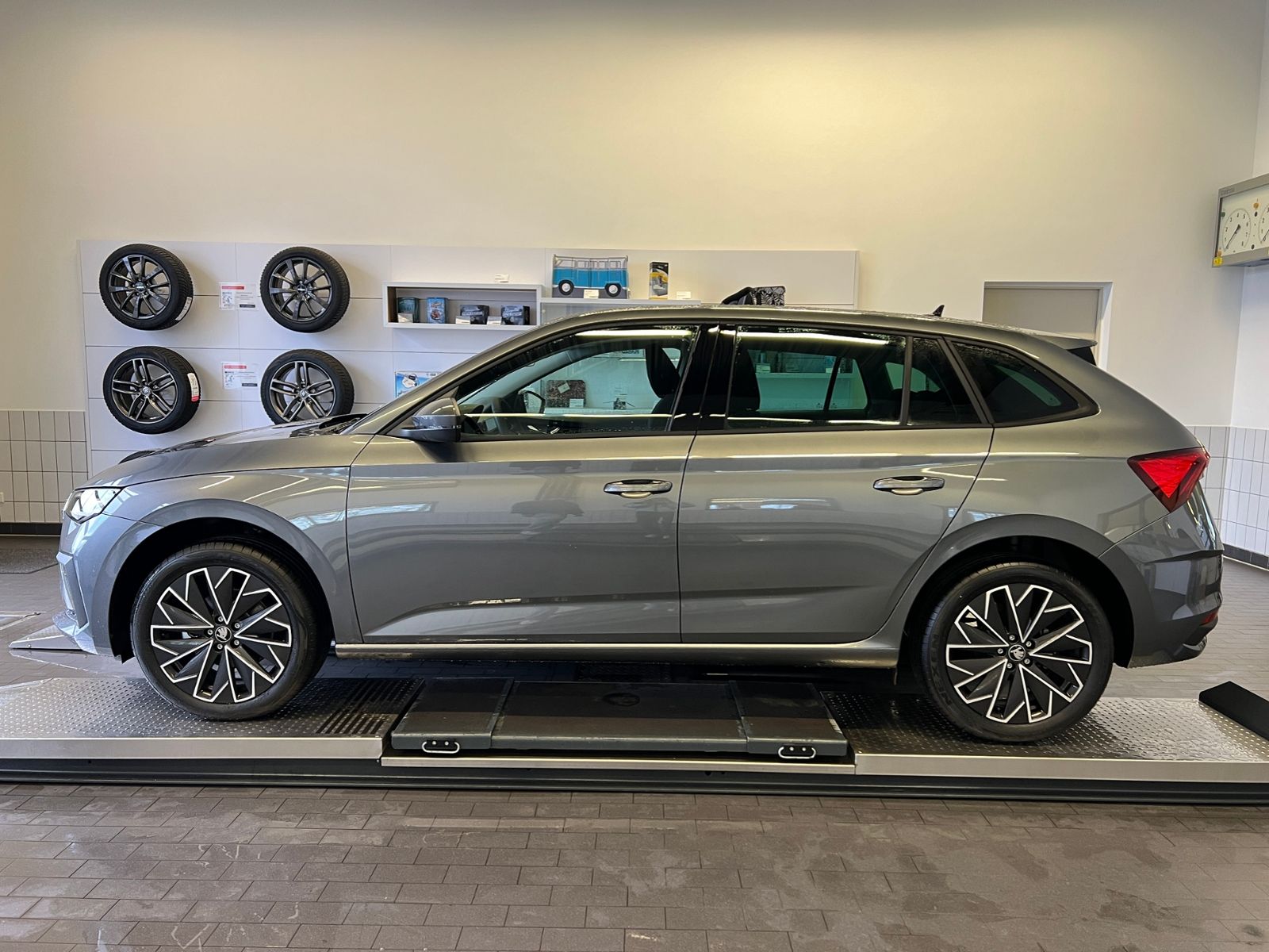Fahrzeugabbildung SKODA Scala Tour 1.0 TSI DSG *Matrix-LED, Navi, Sitzhz