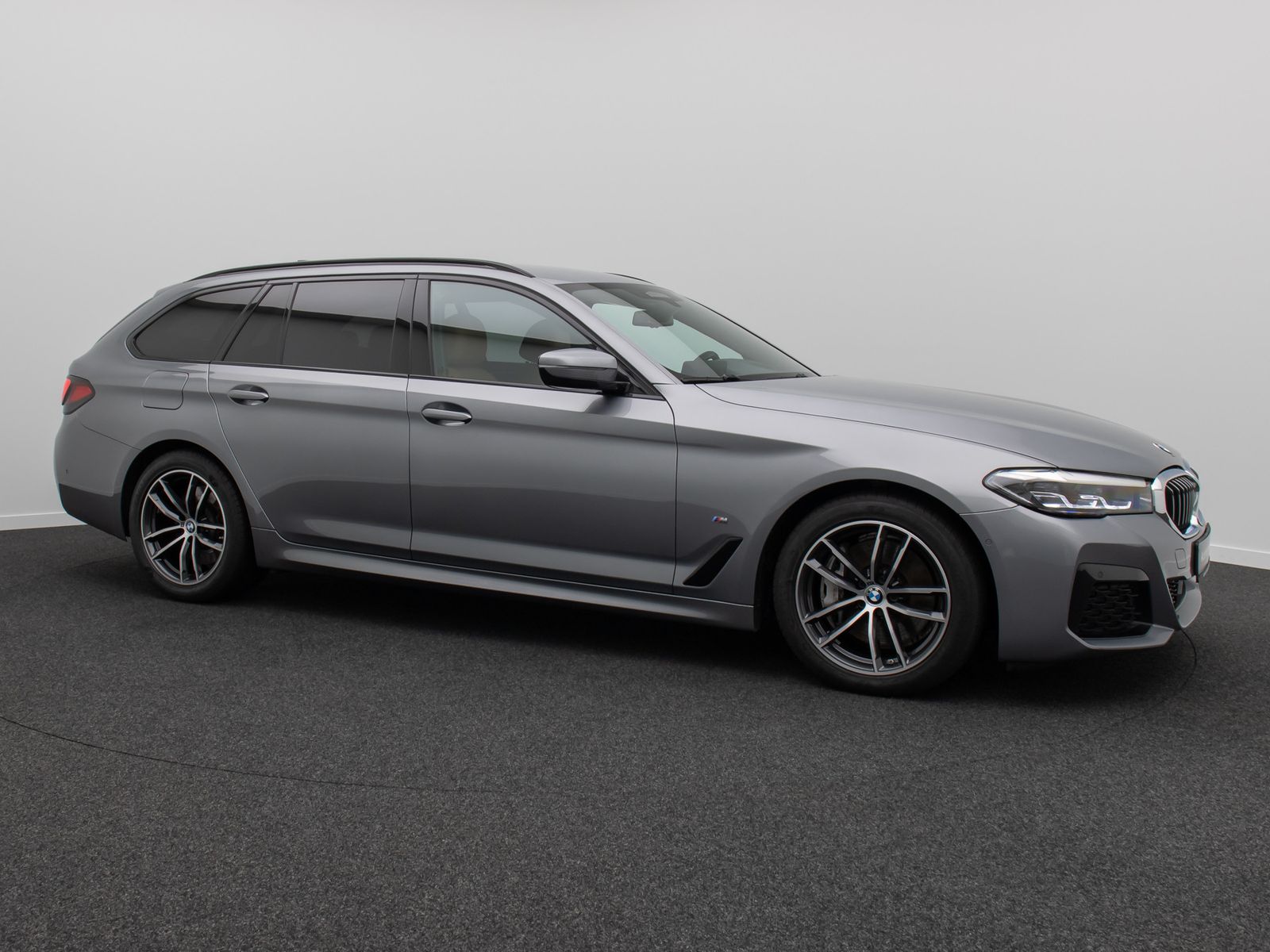 Fahrzeugabbildung BMW 530d xD M Sport Kamera HUD DAB H/K AHK ACC Alarm