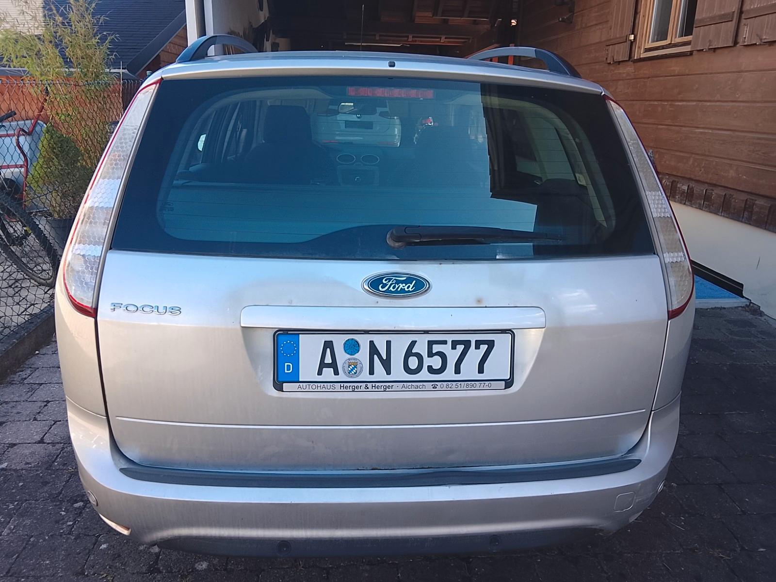 Ford Focus 2010 — rear view
