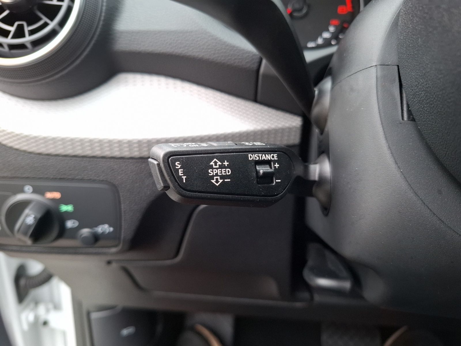 Fahrzeugabbildung Audi Q2 35 TFSI advanced S-tronic LED Navi ACC RFK SH