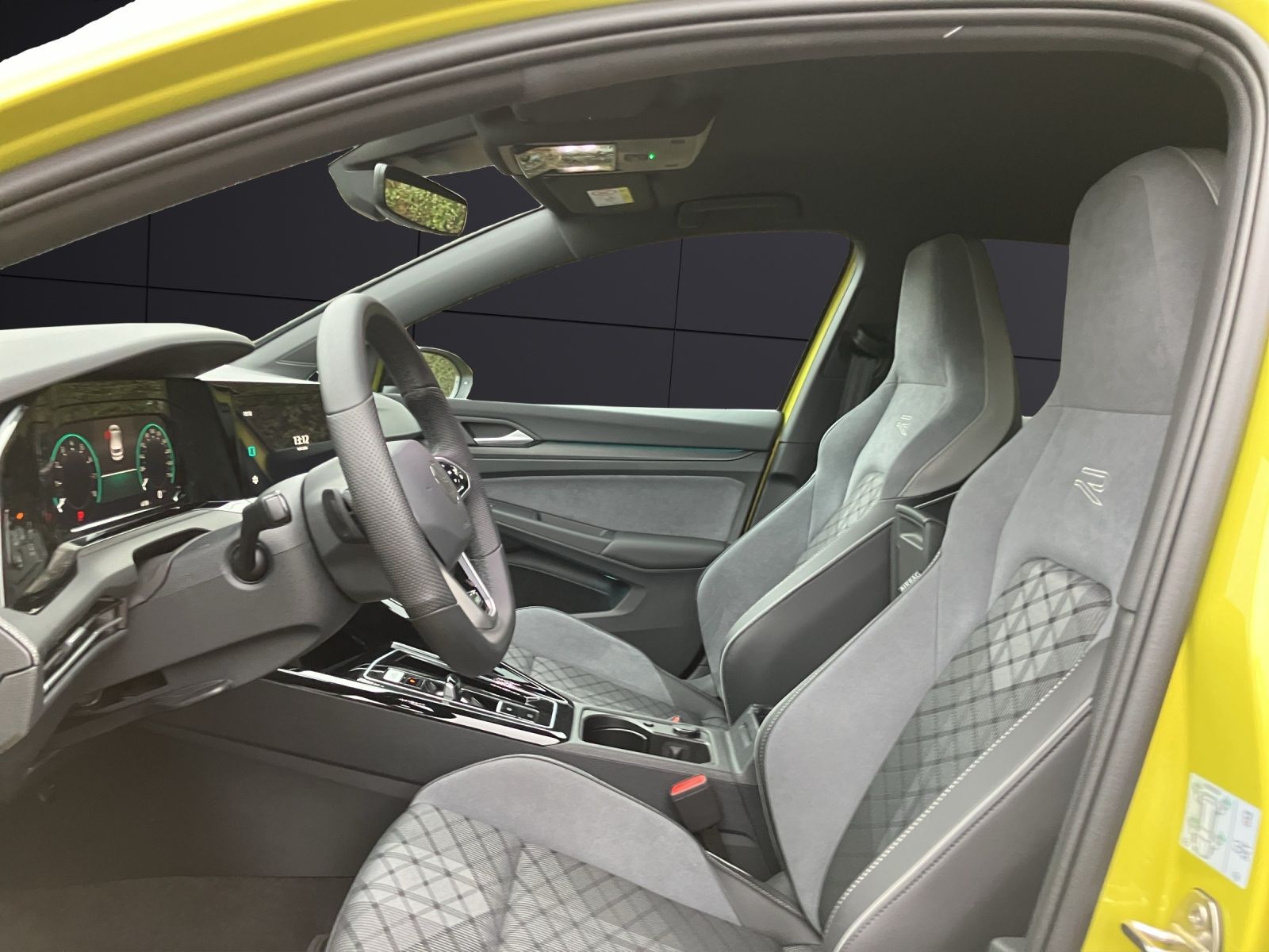 Fahrzeugabbildung Volkswagen Golf VIII 1.5 TSI R-Line DSG LED+ ACC RFK NAVI T