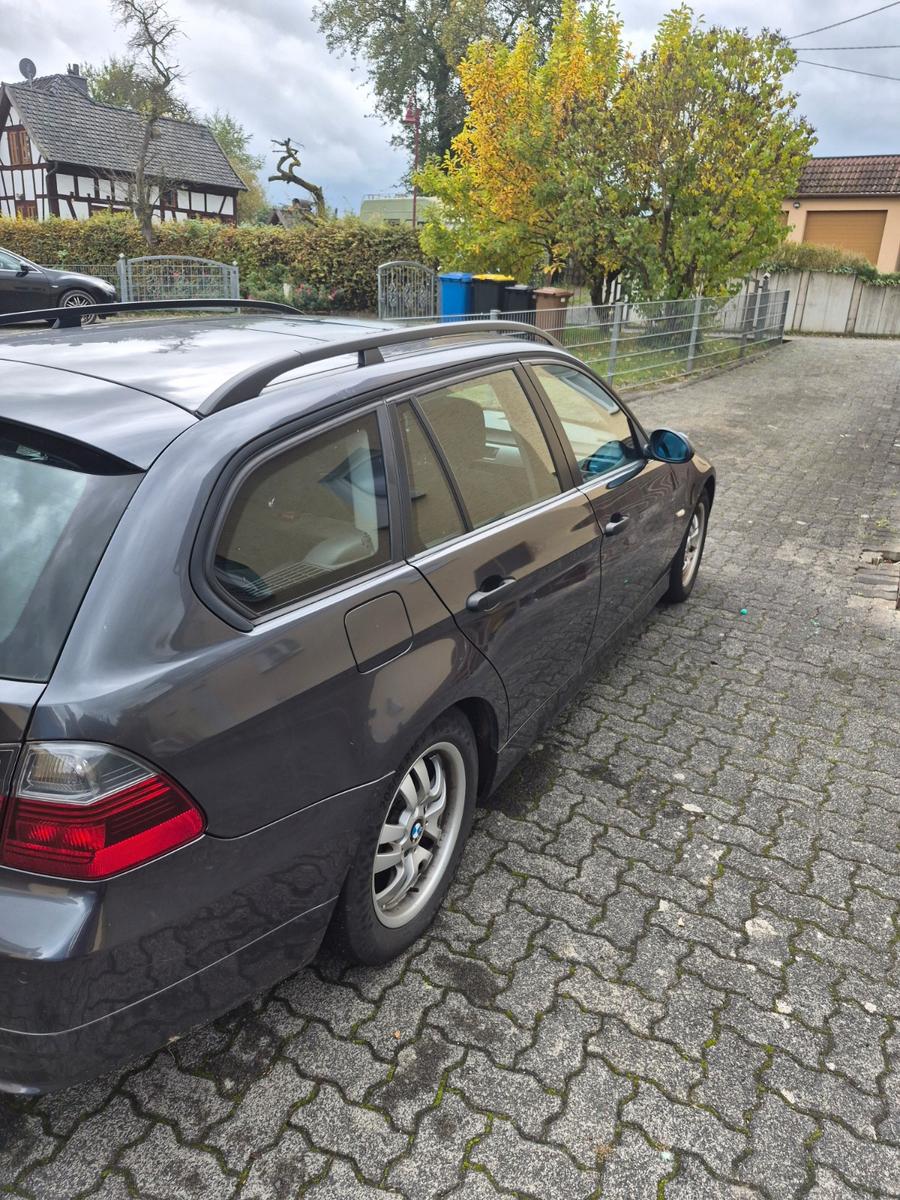 BMW 320 2006 — rear view