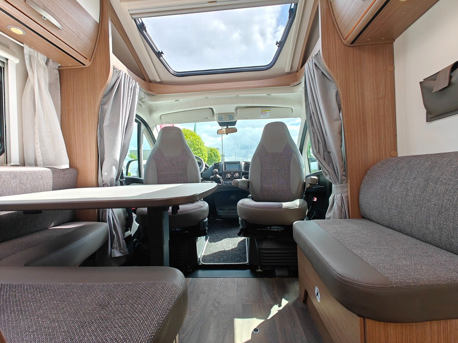 Fahrzeugabbildung Carado T-447 - Solar, SAT, TV, Markise, Einzelbetten -