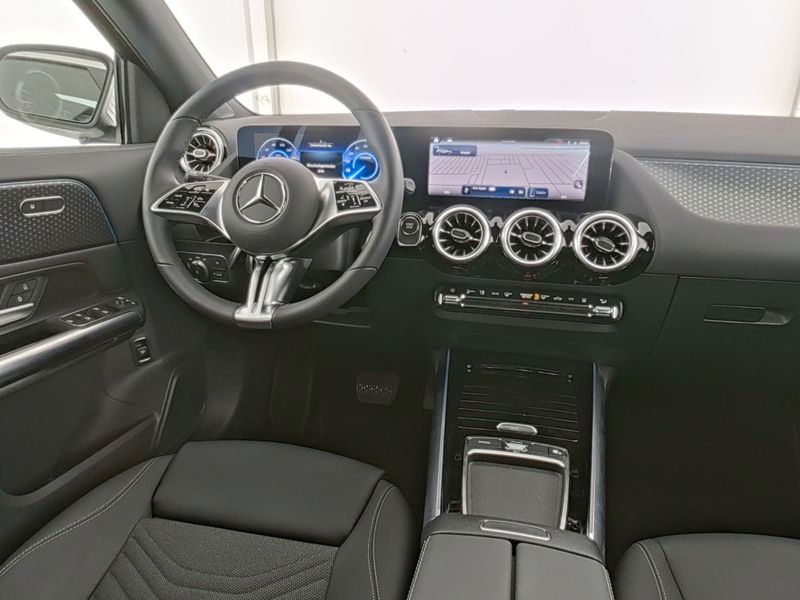 Fahrzeugabbildung Mercedes-Benz EQA 300 4M BONUS+ALLRAD+STNDH+VERKZ.AS+LHZ+CARPL