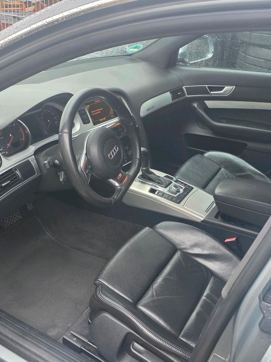 Audi Quattro 2010 — interior