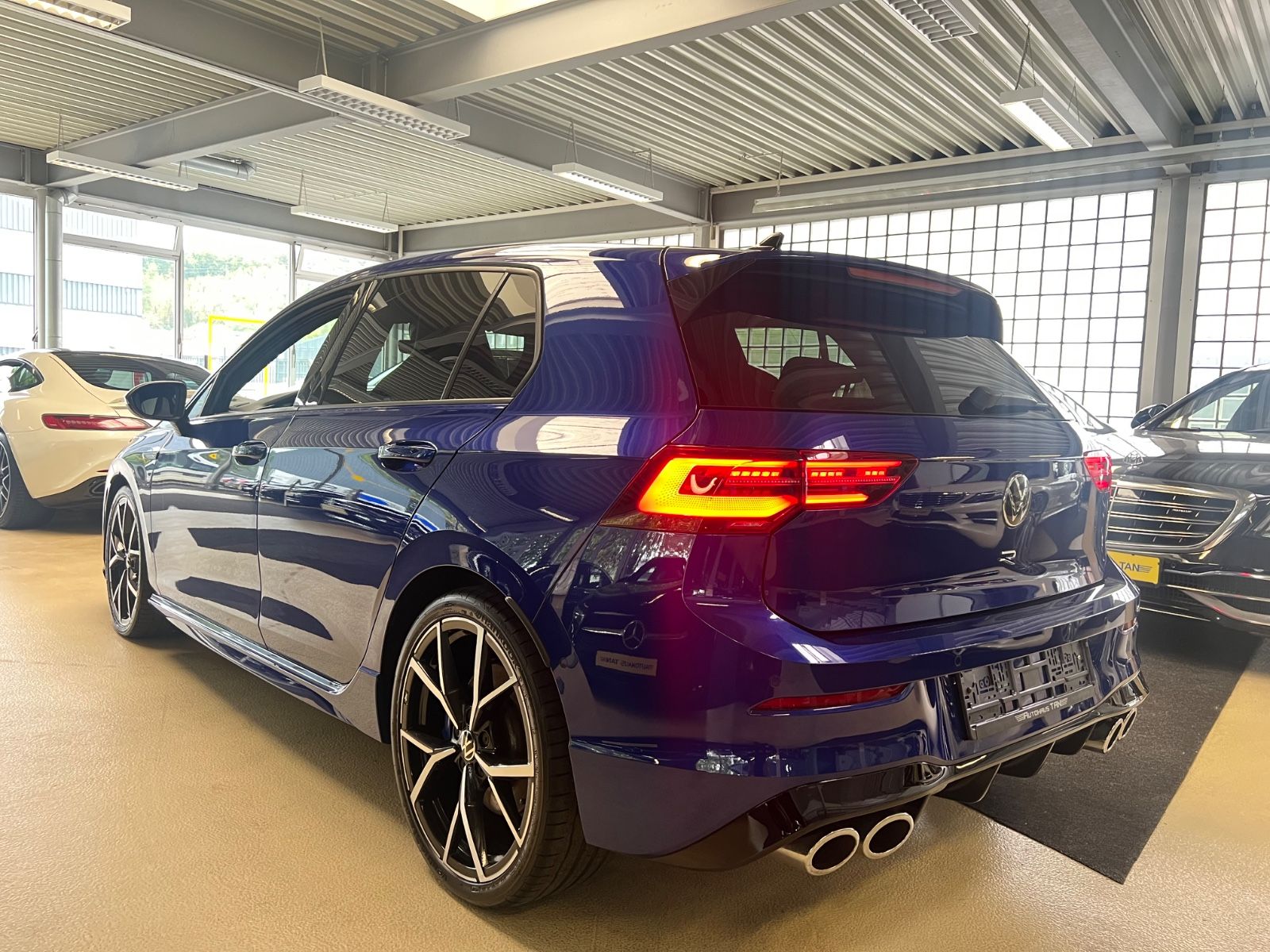 Fahrzeugabbildung Volkswagen Golf VIII Lim. R 4Motion *LAPIZ BLUE*KAMERA*IQ*